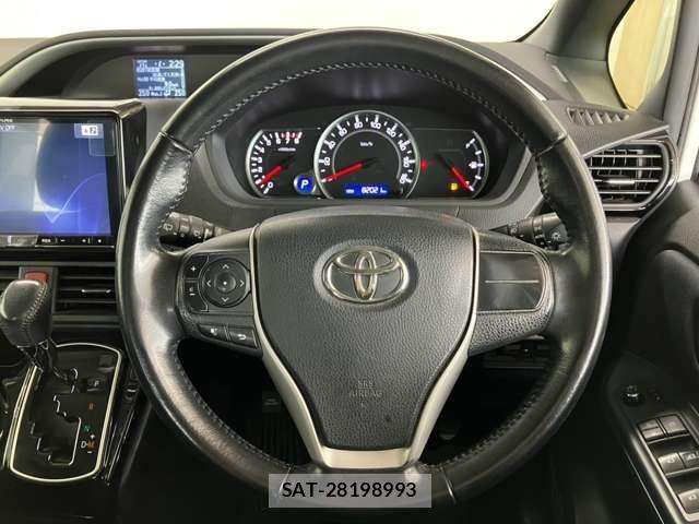 Toyota VOXY 2017-03 8882885-13