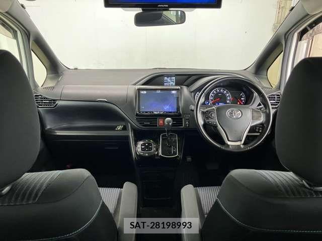Toyota VOXY 2017-03 8882885-14