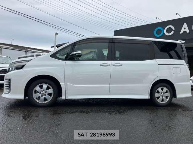 Toyota VOXY 2017-03 8882885-17