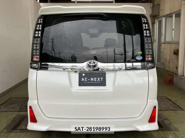 Toyota VOXY 2017-03 8882885-18