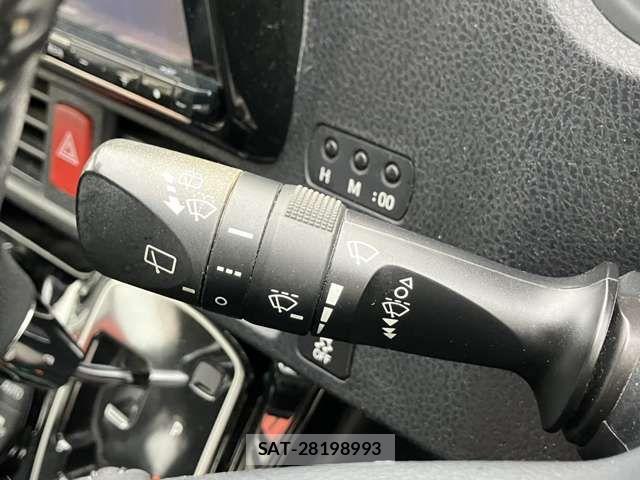 Toyota VOXY 2017-03 8882885-7