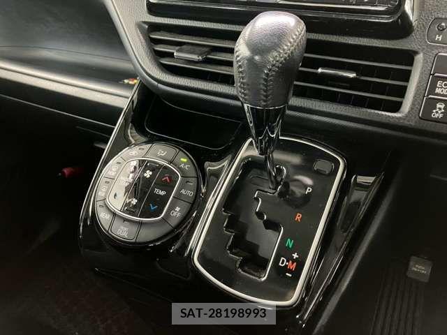 Toyota VOXY 2017-03 8882885-8