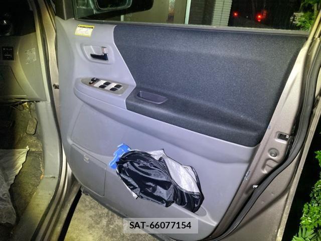 Toyota VOXY 2005-10 8882911-16