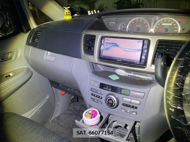 Toyota VOXY 2005-10 8882911-19