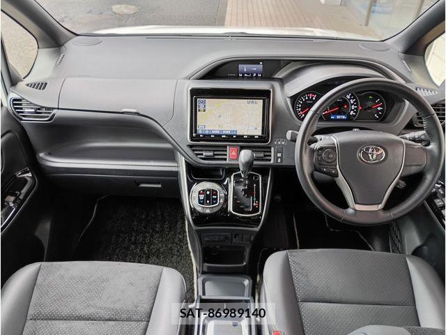 Toyota VOXY 2021-05 8882875-1