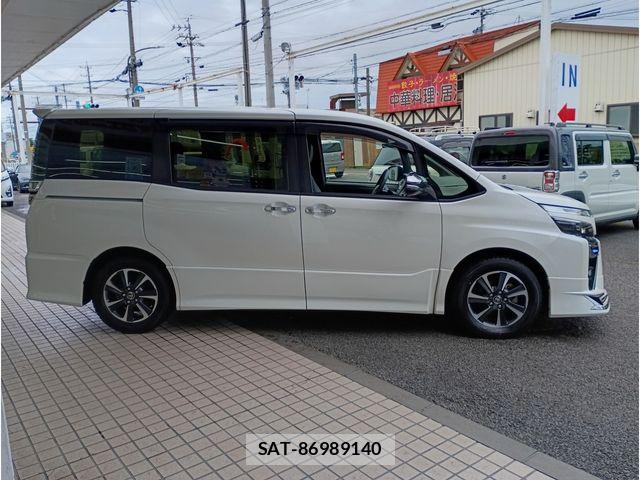 Toyota VOXY 2021-05 8882875-3