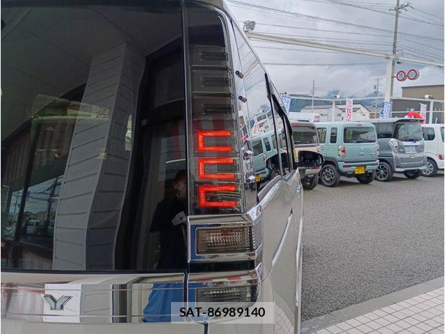 Toyota VOXY 2021-05 8882875-5