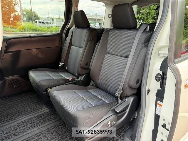 Toyota VOXY 2017-06 8882887-9