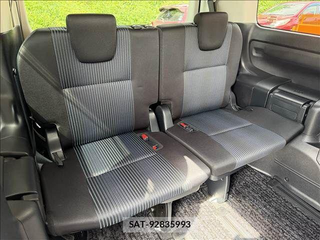 Toyota VOXY 2017-06 8882887-10