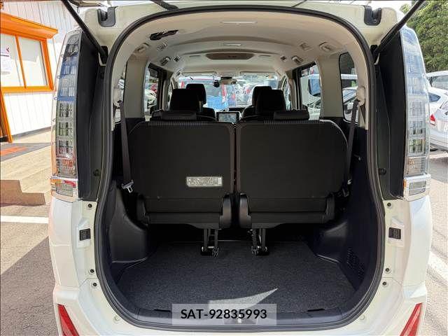 Toyota VOXY 2017-06 8882887-11