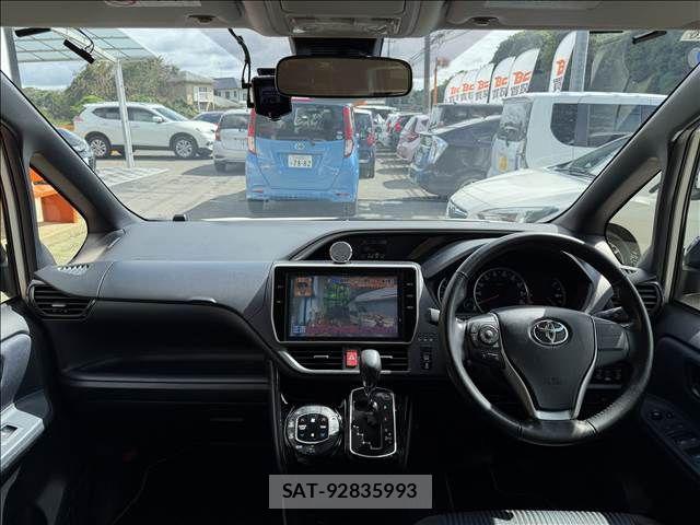 Toyota VOXY 2017-06 8882887-1