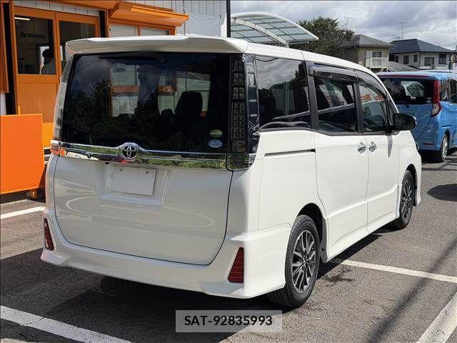 Toyota VOXY 2017-06 8882887-23