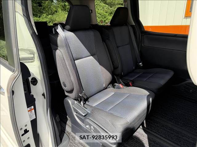 Toyota VOXY 2017-06 8882887-25