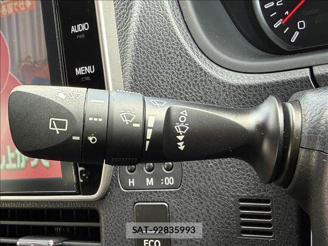Toyota VOXY 2017-06 8882887-27