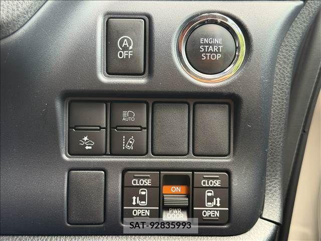 Toyota VOXY 2017-06 8882887-3