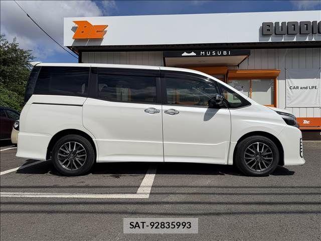 Toyota VOXY 2017-06 8882887-6