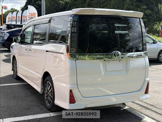 Toyota VOXY 2017-06 8882887-7