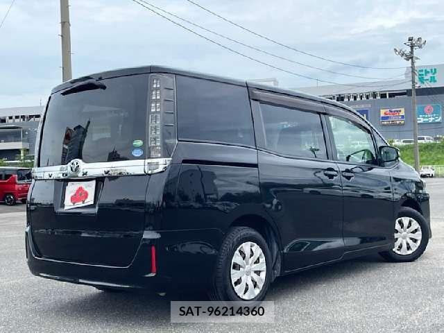 Toyota VOXY 2017-02 8882896-2