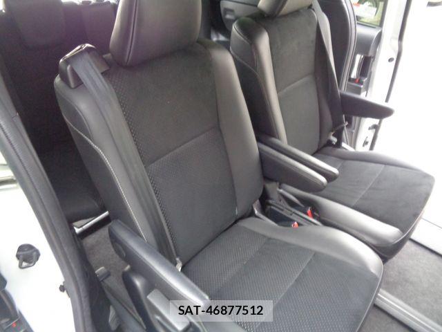 Toyota VOXY 2021-11 8884574-27