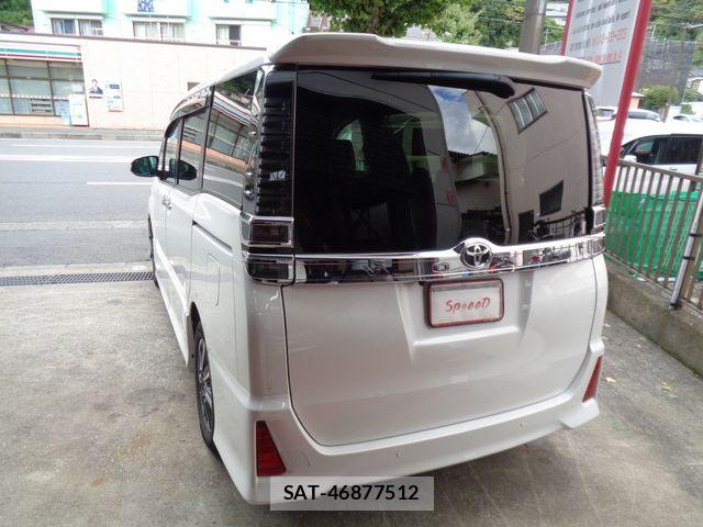 Toyota VOXY 2021-11 8884574-3