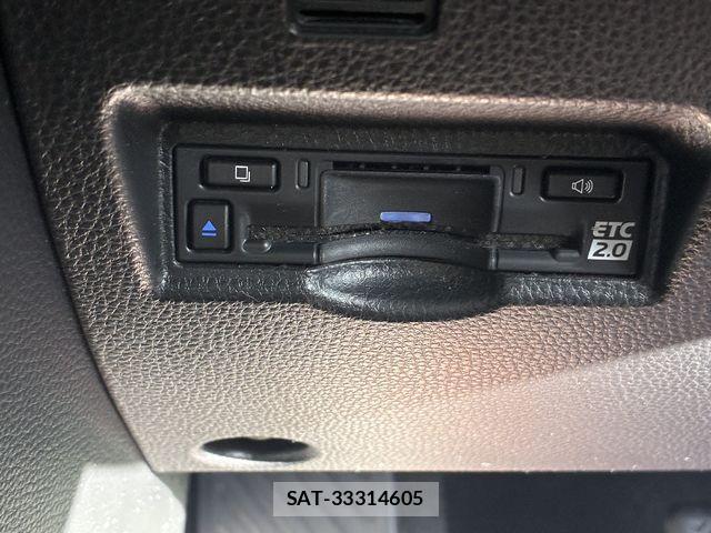Toyota VOXY 2022-10 1555330-16