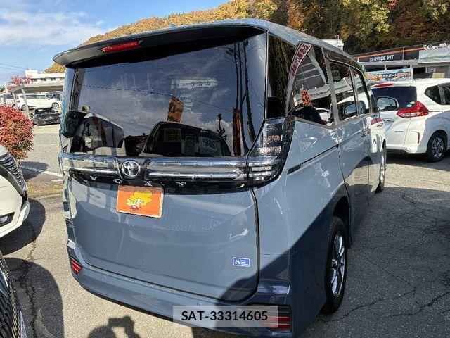 Toyota VOXY 2022-10 1555330-2