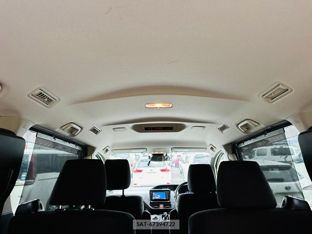 Toyota VOXY 2017 7268133-24