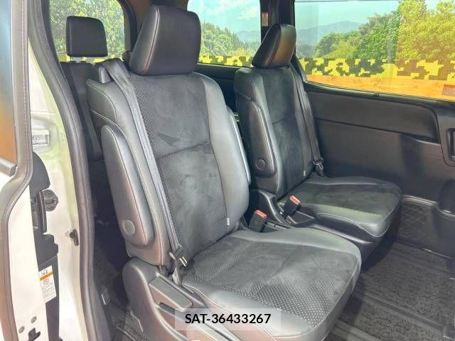 Toyota VOXY HYBRID 2021-08 534318-9
