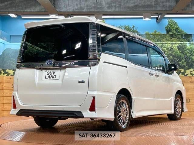 Toyota VOXY HYBRID 2021-08 534318-17