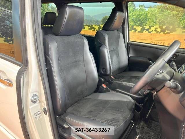 Toyota VOXY HYBRID 2021-08 534318-8
