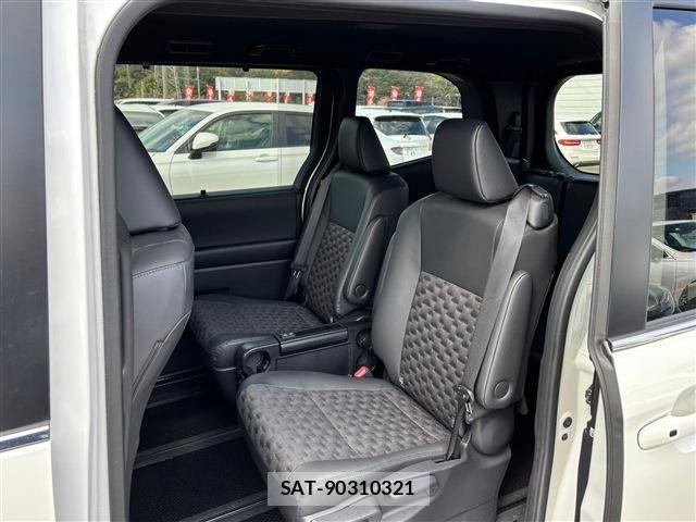 Toyota VOXY HYBRID 2024-06 693323-3