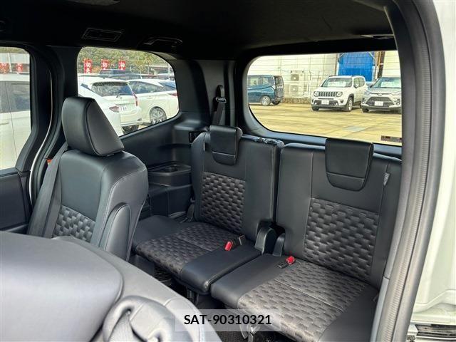 Toyota VOXY HYBRID 2024-06 693323-4