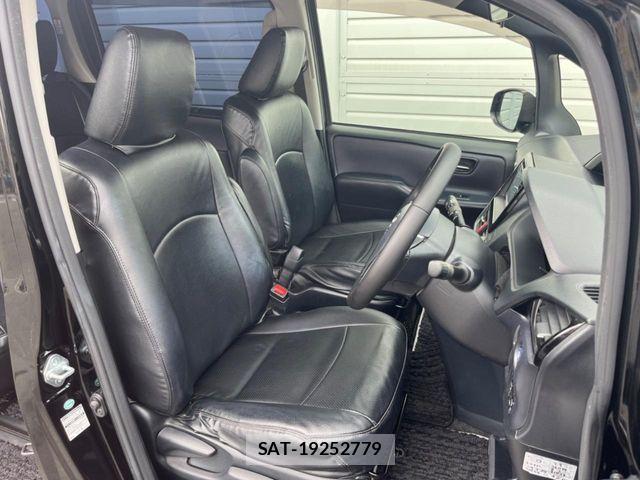 Toyota VOXY HYBRID 2017-03 1299989-9