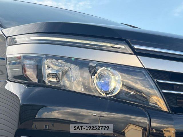 Toyota VOXY HYBRID 2017-03 1299989-13