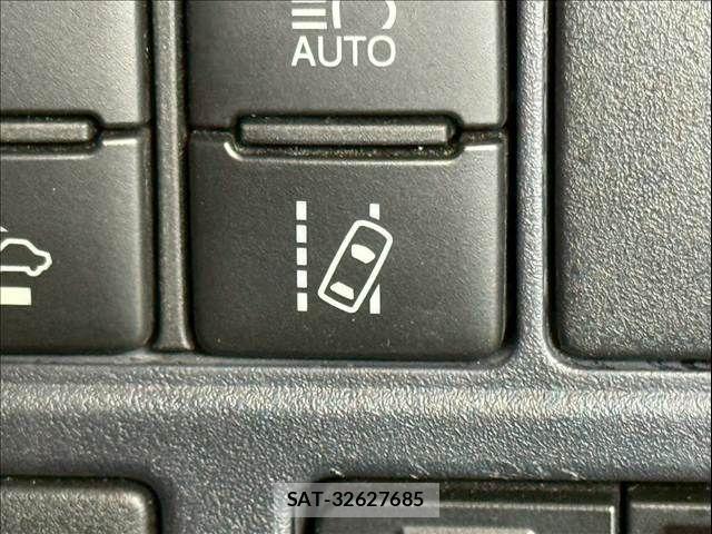 Toyota VOXY HYBRID 2017-06 1610579-9