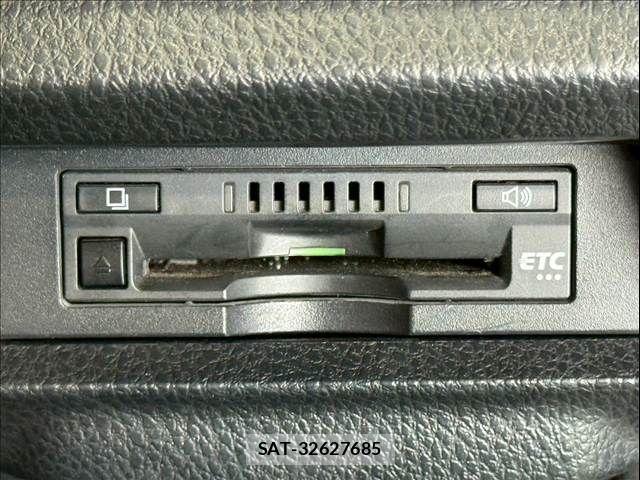 Toyota VOXY HYBRID 2017-06 1610579-11