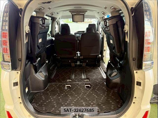 Toyota VOXY HYBRID 2017-06 1610579-12