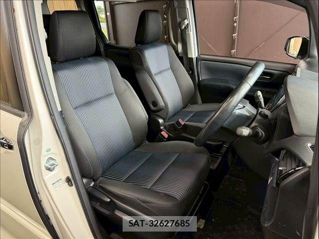 Toyota VOXY HYBRID 2017-06 1610579-4
