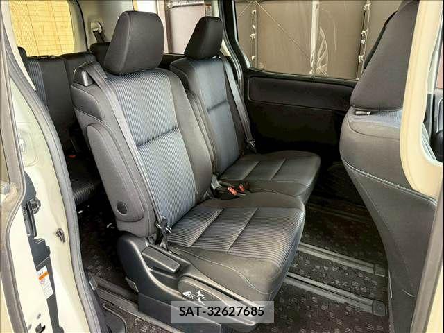 Toyota VOXY HYBRID 2017-06 1610579-5
