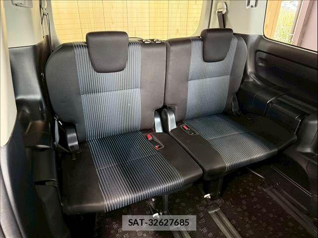 Toyota VOXY HYBRID 2017-06 1610579-6