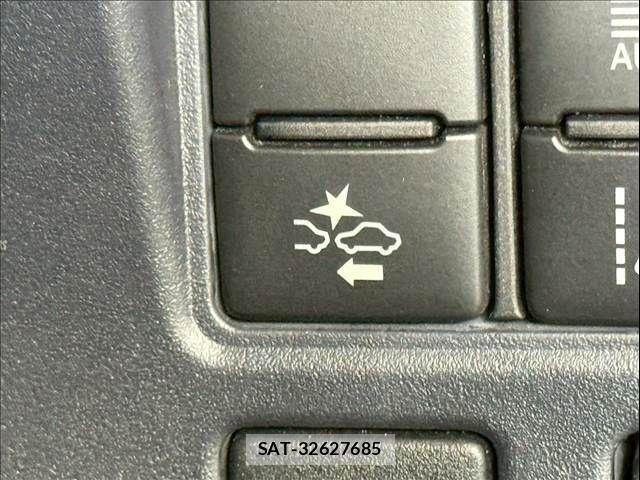Toyota VOXY HYBRID 2017-06 1610579-8