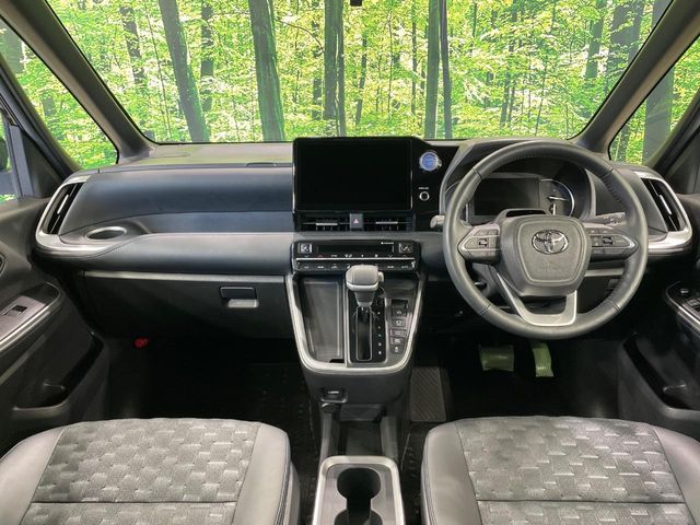 Toyota VOXY HYBRID 2022-11 3687550-1