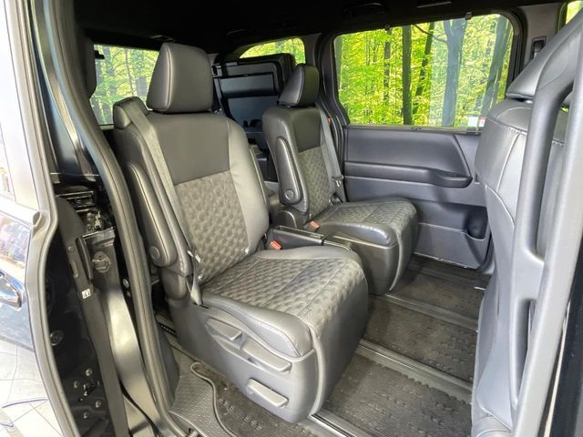 Toyota VOXY HYBRID 2022-11 3687550-7