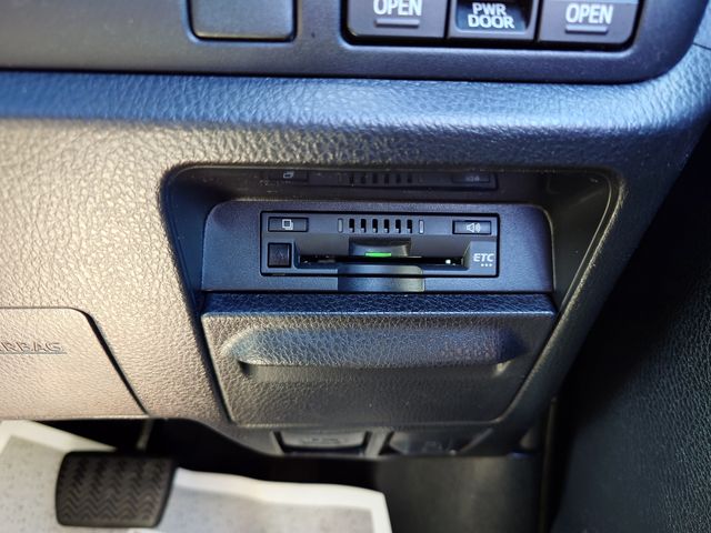 Toyota VOXY HYBRID 2020-11 3687589-18