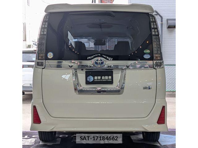Toyota VOXY HYBRID 2016-07 3779852-1