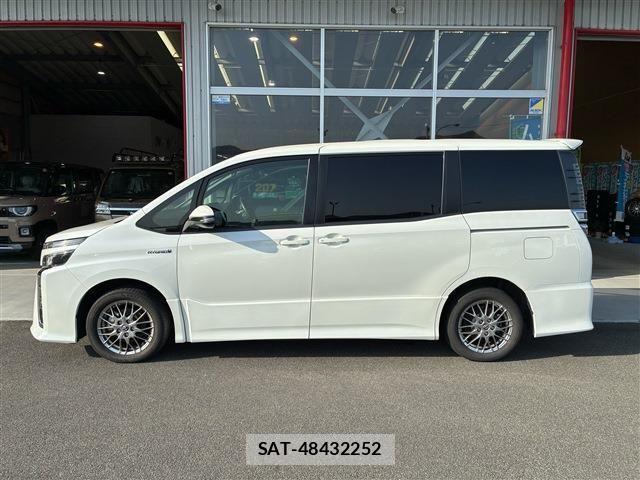 Toyota VOXY HYBRID 2017-09 4333209-1