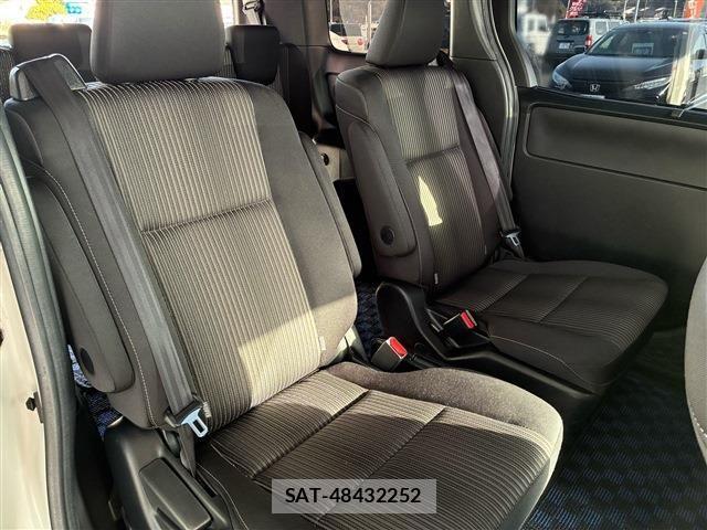 Toyota VOXY HYBRID 2017-09 4333209-8