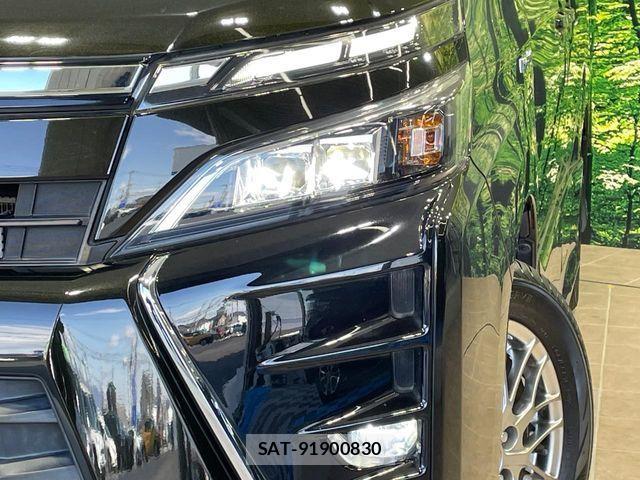 Toyota VOXY HYBRID 2017-12 4395804-12