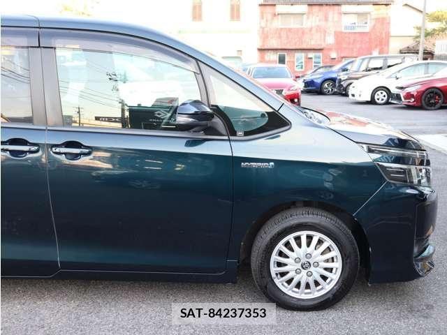 Toyota VOXY HYBRID 2014-04 4604431-17