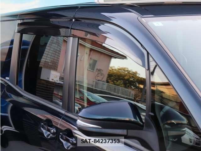 Toyota VOXY HYBRID 2014-04 4604431-24